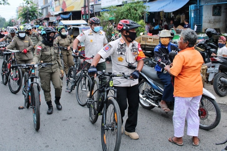 Satpol PP Sumut dan Polantas Medan  Tertibkan Kerumunan Pesepeda