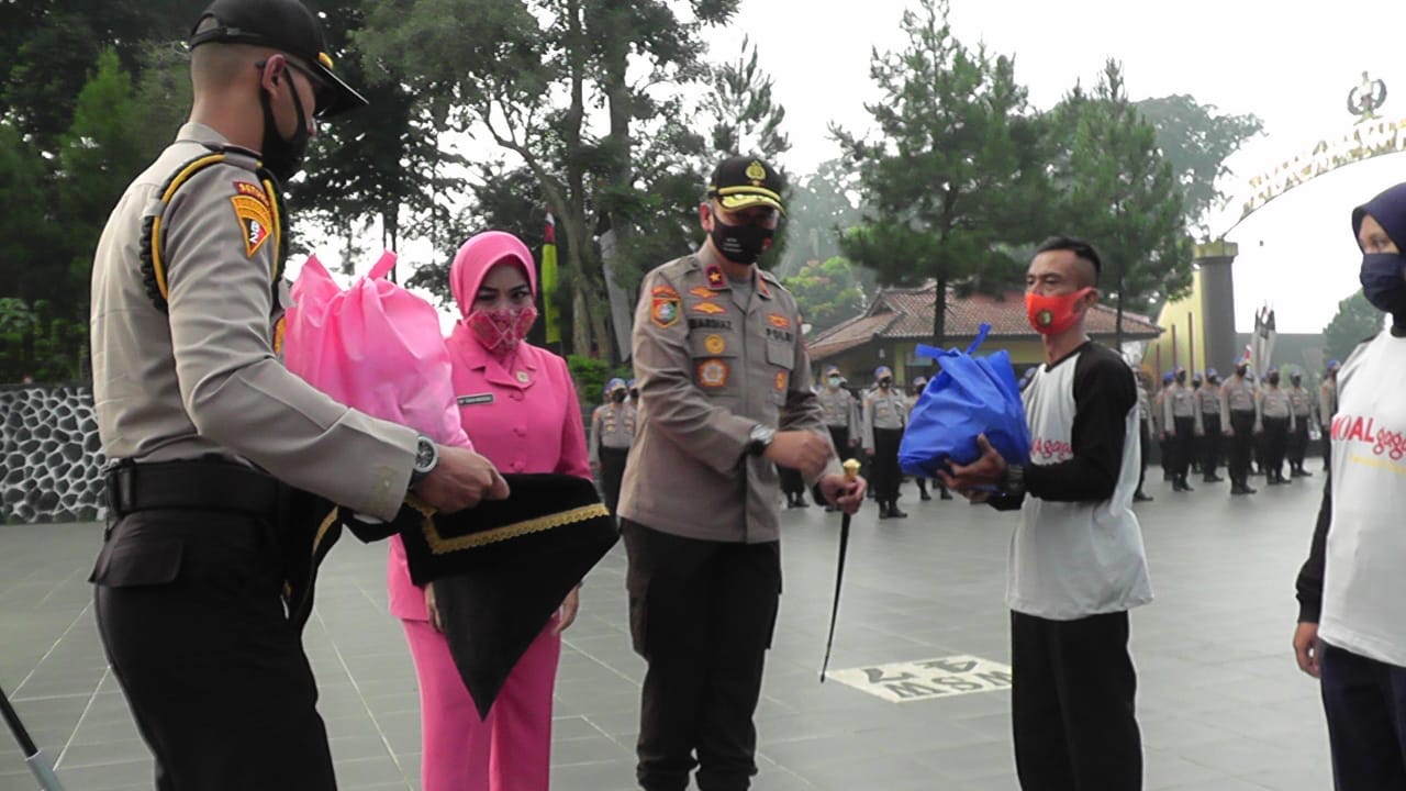 HKGB KE 68 DAN HUT POLWAN KE 72 SETUKPA LEMDIKLAT POLRI MELAKSANAKAN KEGIATAN BAKSOS