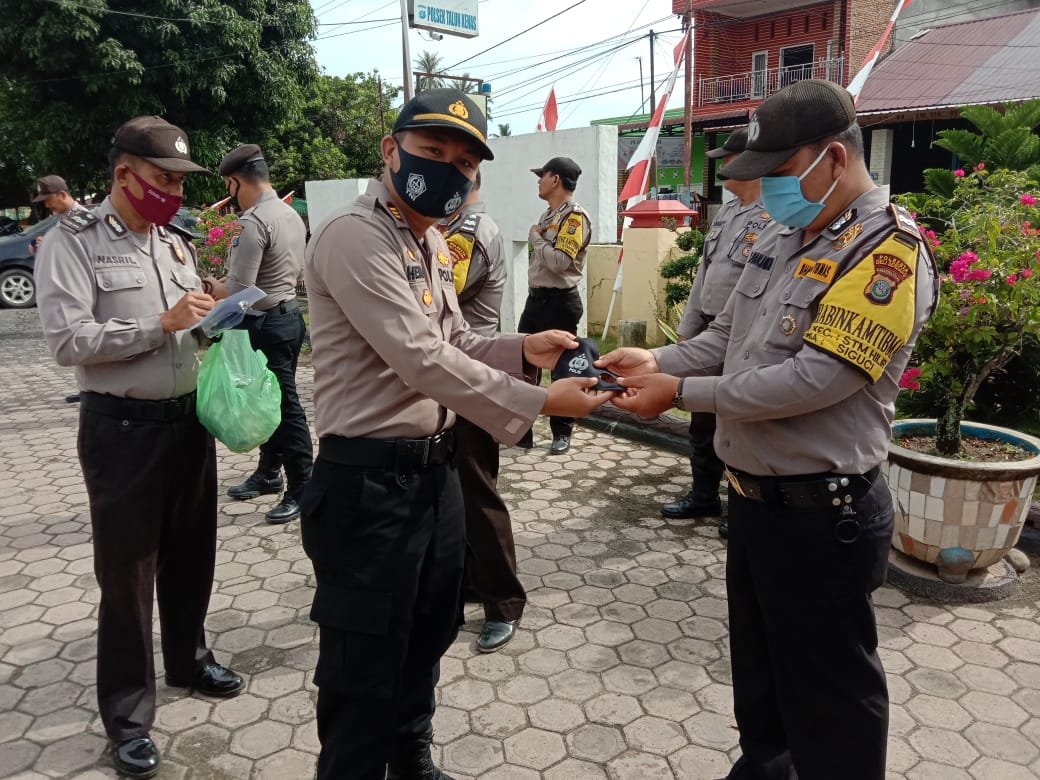 Antisipasi Covid-19, Kapolsek Talun Kenas Bagikan Masker Kepada Personil