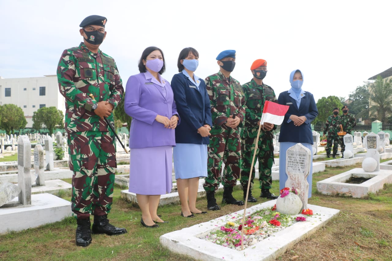 Sambut Hari Bakti TNI AU ke-73, TNI AU di Medan laksanakan Ziarah Rombongan ke TMP Bukit Barisan