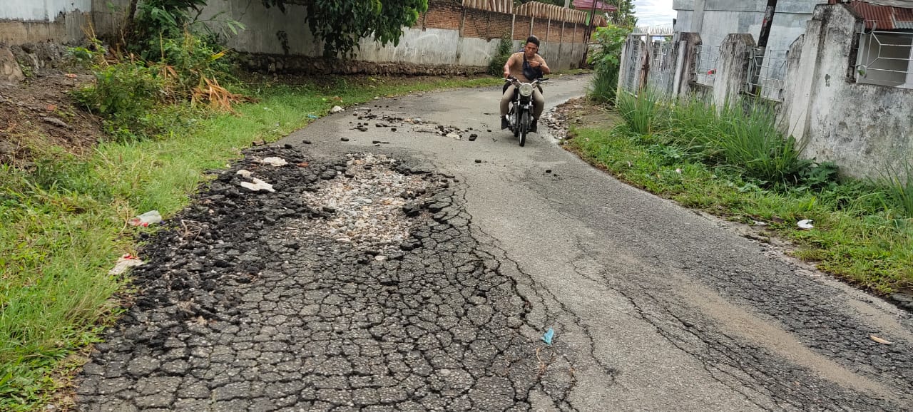 Jalan Kabupaten Rusak Parah Akibat Truk Tronton Pengangkut MaterialÂ 