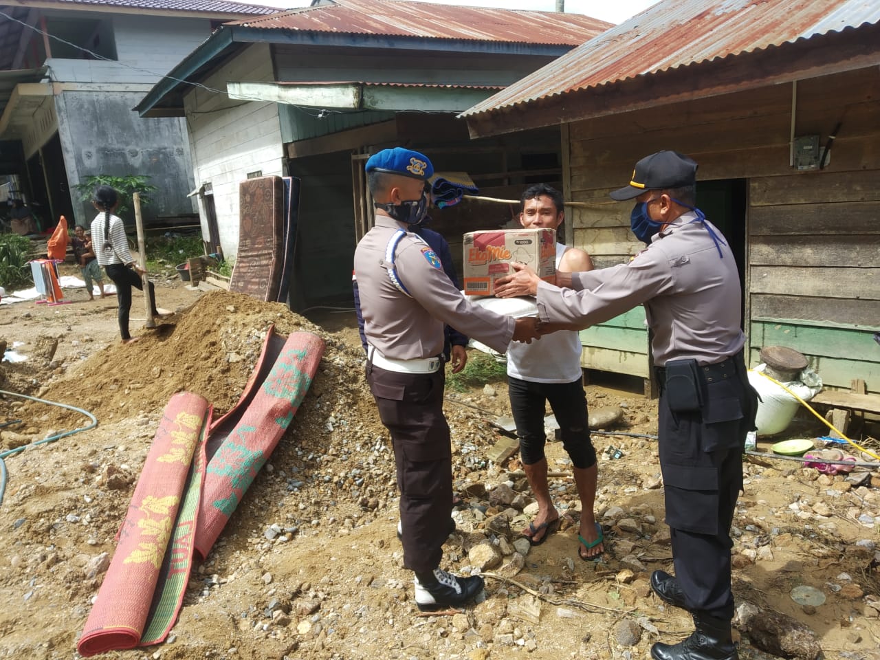Polres Gayo Lues Bantu Sembako untuk Korban Banjir di Gumpang Lempuh
