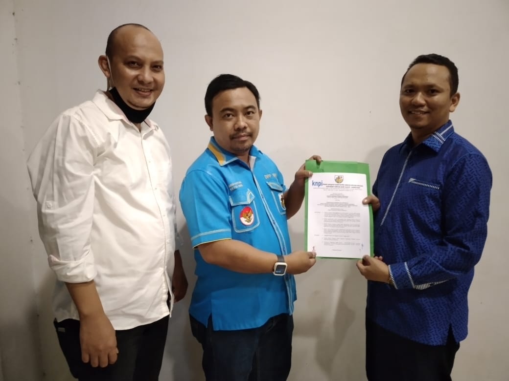 Haris Pertama Serahkan SK KNPI Sumut ke Samsir Pohan