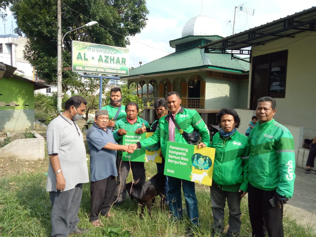 Komunitas Grab Medan Sumbang Seekor Kambing ke Mesjid Al-Azhar