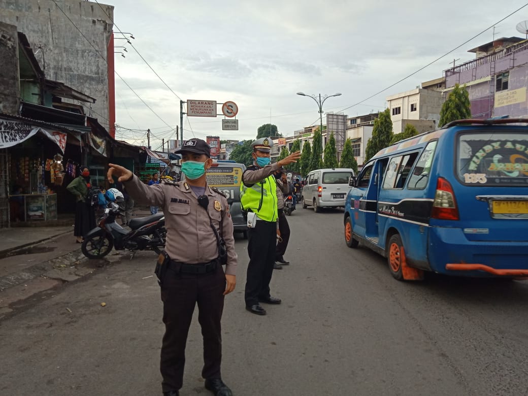 Unit Lantas dan Sabhara Polsek Medan Helvetia Berkolaborasi Mengatasi Kemacatan