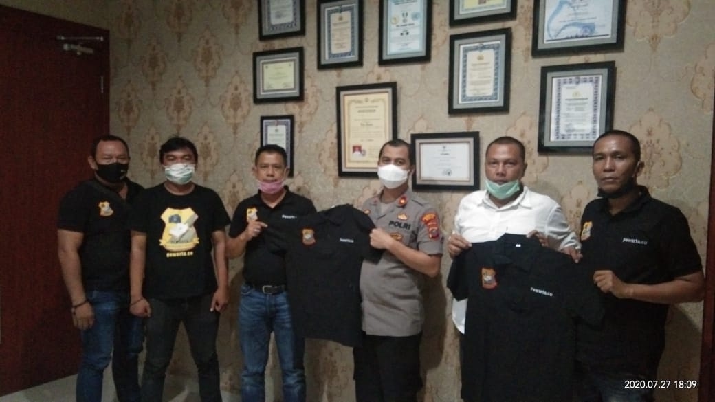 Ketua Pewarta Serahkan Baju Kaos kepada Kapolsek Sunggal, Kompol Yasir Ahmadi : Kedepan Pewarta Makin Jaya