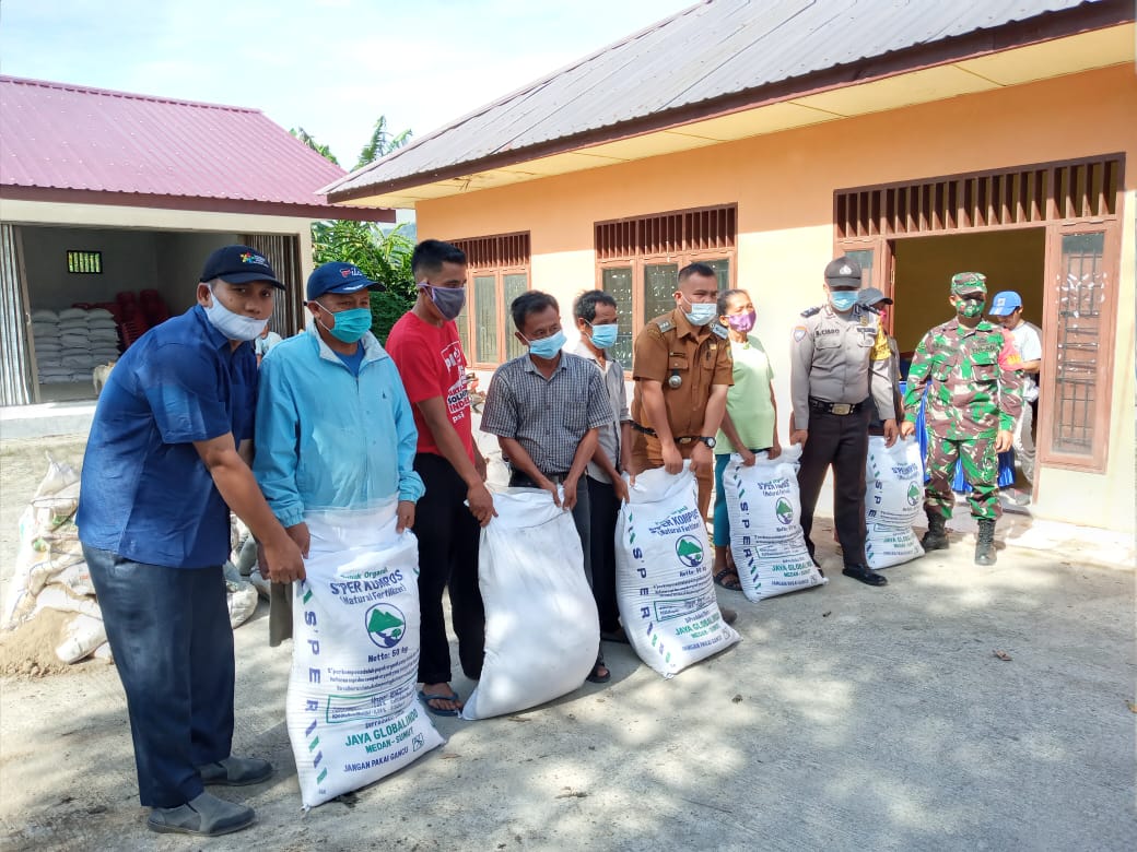 Bhabinkamtibmas Menyertai Penyaluran Bantuan Pupuk Kepada Masyarakat