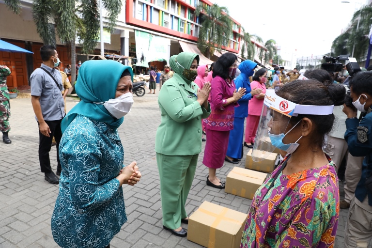 Peringati Harganas 2020, PKK Sumut Salurkan Bantuan Bahan Pokok ke Pedagang