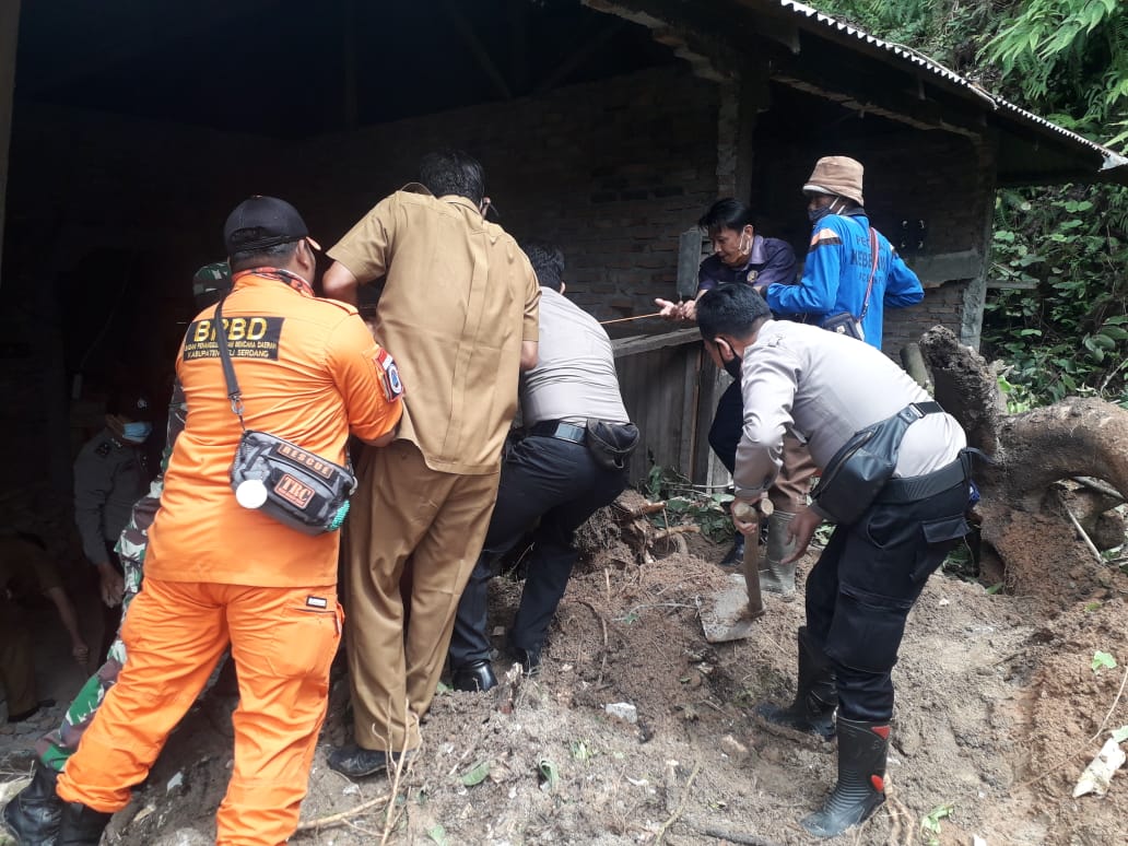 Polsek Bangun Purba Gandeng Muspika Bantu Bencana Tanah Longsor