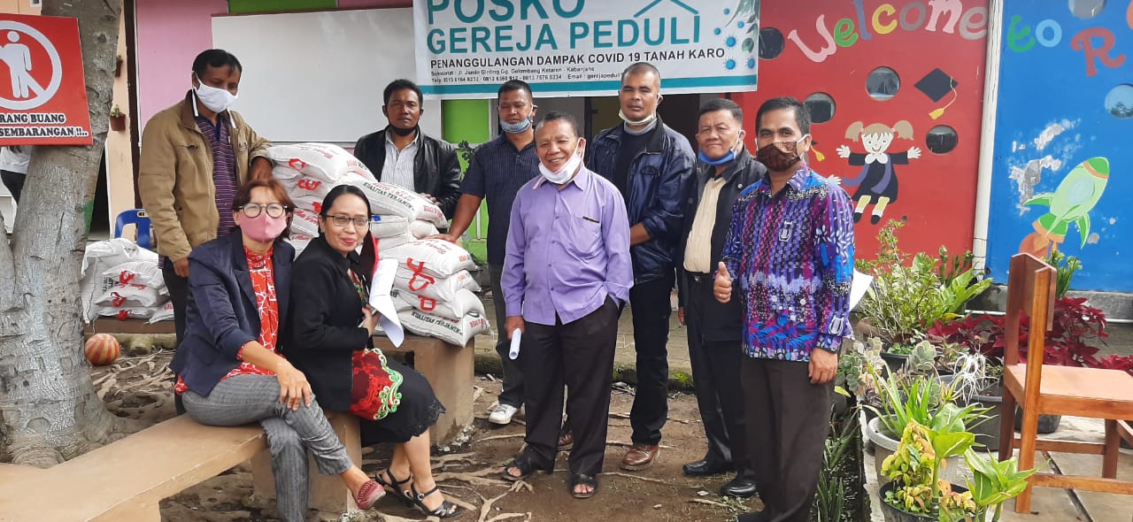 Dampak Covid-19 Gereja Peduli Kabupaten Karo Bagikan Paket Sembako