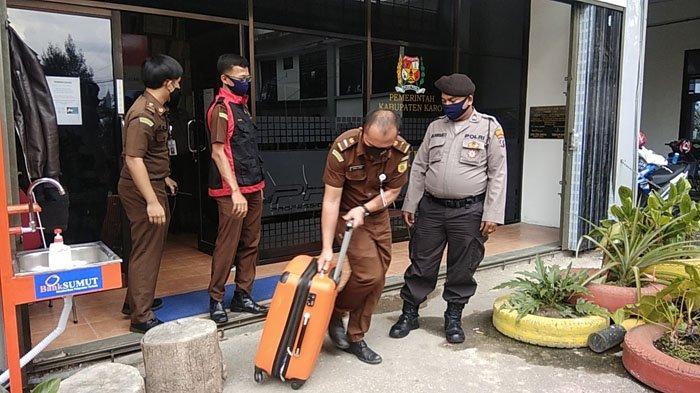 Jaksa Geledah Kantor BPKPAD Karo, 3 Koper Berkas Korupsi Dibawa