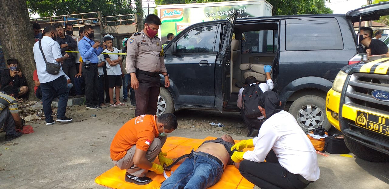 Warga Temukan Mayat Pria Dalam Mobil Suzuki APV