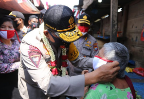 Cegah Penyebaran Covid-19, Kapolda Sumut Bagi-Bagi Masker Kepada Masyarakat