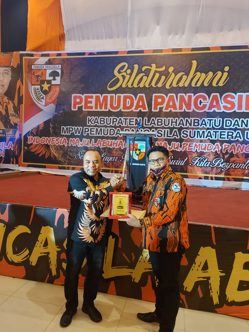 Inovatif, Kreatif dan Peduli Pemuda, Harian SUMUT24 Berikan Penghargaan Kepada Bupati Labuhan Batu