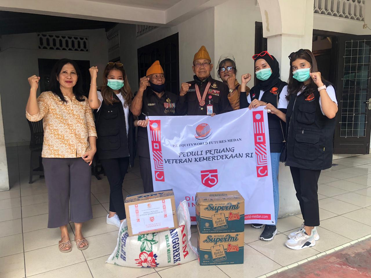 EWF Medan Salurkan Paket Bantuan untuk Veteran, Peduli Pejuang Kemerdekaan di HUT RI ke-75