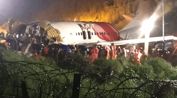 Tabrakan Pesawat Terbelah Dua, 16 Penumpang Tewas