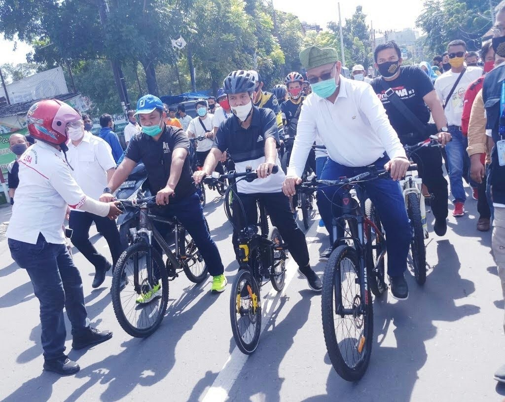 Akhyar-Salman Naik Sepeda Mendaftar ke KPU Medan