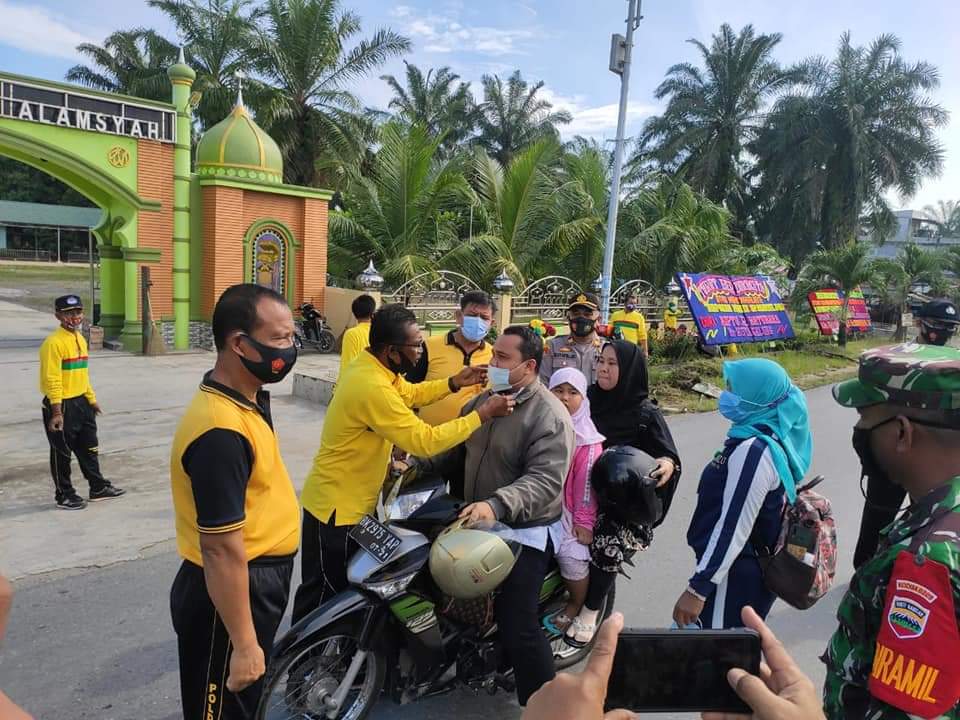 Bangun Siregar Pasangkan Masker Kepada Pengguna Jalan di Kecamatan Bilah Hilir