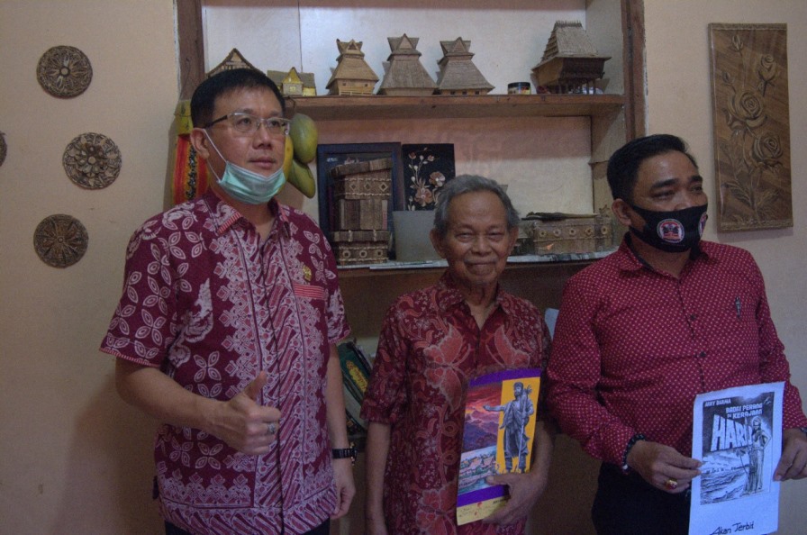 Ketua DPRD Medan Hasyim SE Bezuk Pelukis Pembuat Patung Guru Patimpus