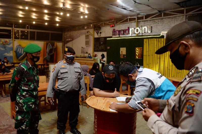 Razia â€˜Malamâ€™ Protokol Kesehatan,  Tim Satgas Covid-19 Bubarkan Aktivitas Hiburan