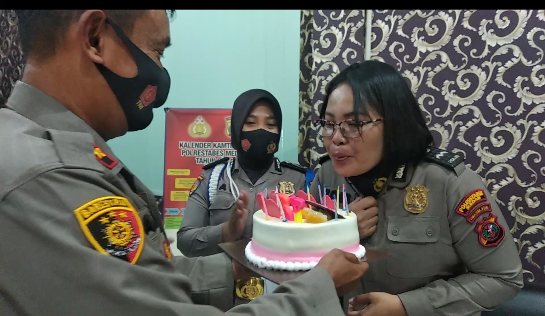 Kapolsek Medan Timur Berikan Kejutan Personil pada Hut Polwan ke 72