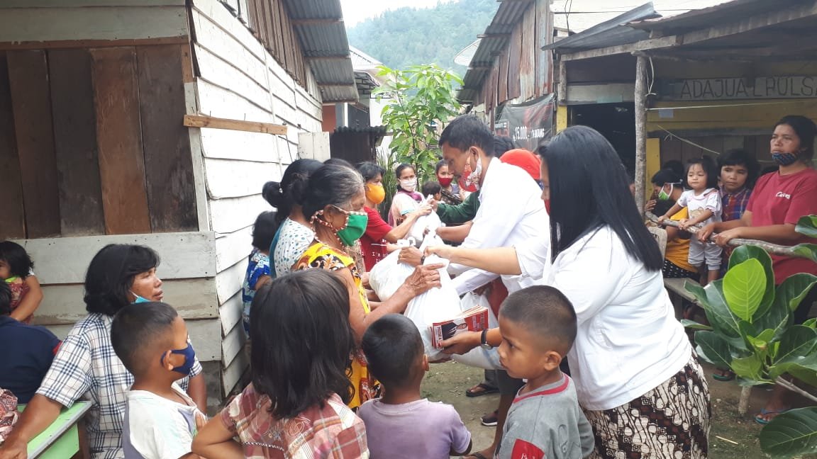 Bantuan Bahan Pangan Poltak Sitorus - Tonny Simanjuntak Dibagikan di Balige