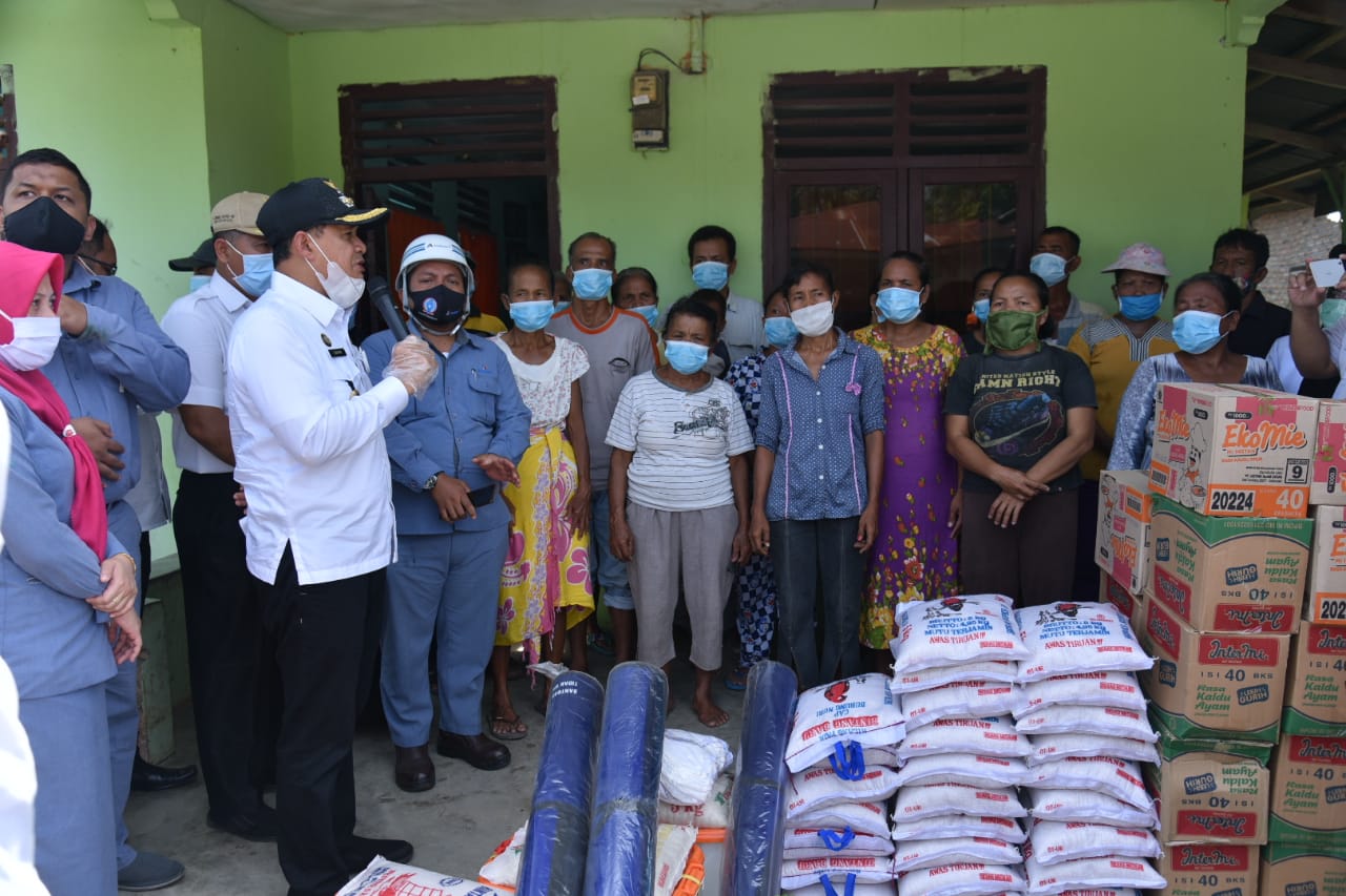 Bupati Bersama Ketua TP PKK Kunjungi Korban Puting Beliung, Bantu Sembako