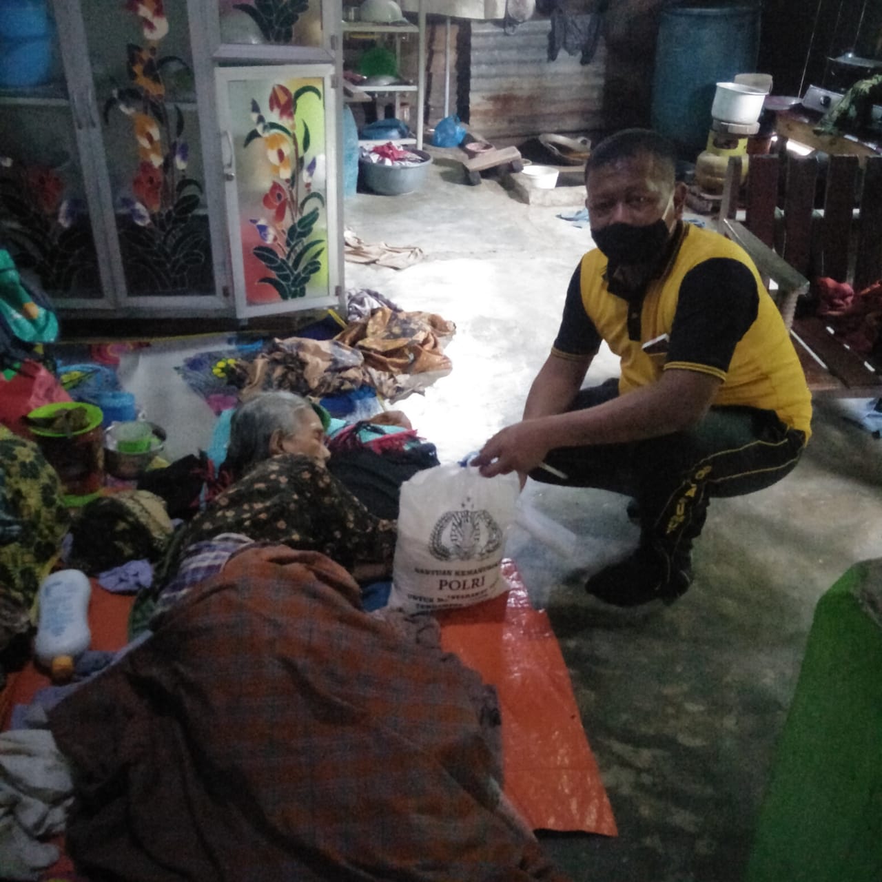 Jumat Barokah Polres Tanjung Balai Salurkan Beras Bansos Polri Kepada Warga Terdampak Covid-19