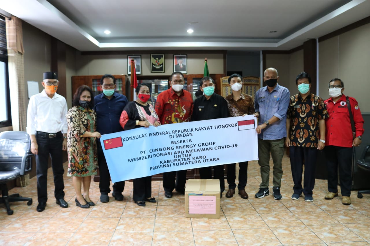 PEMKAB KARO TERIMA BANTUAN MASKER DARI KONJEN REPUBLIK RAKYAT TIONGKOK DI MEDAN