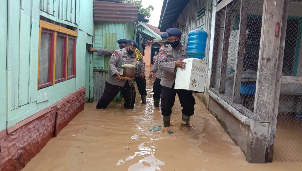 Brimob Poldasu Terjunkan Tim Bantu Evakuasi Warga Terdampak BanjirÂ 
