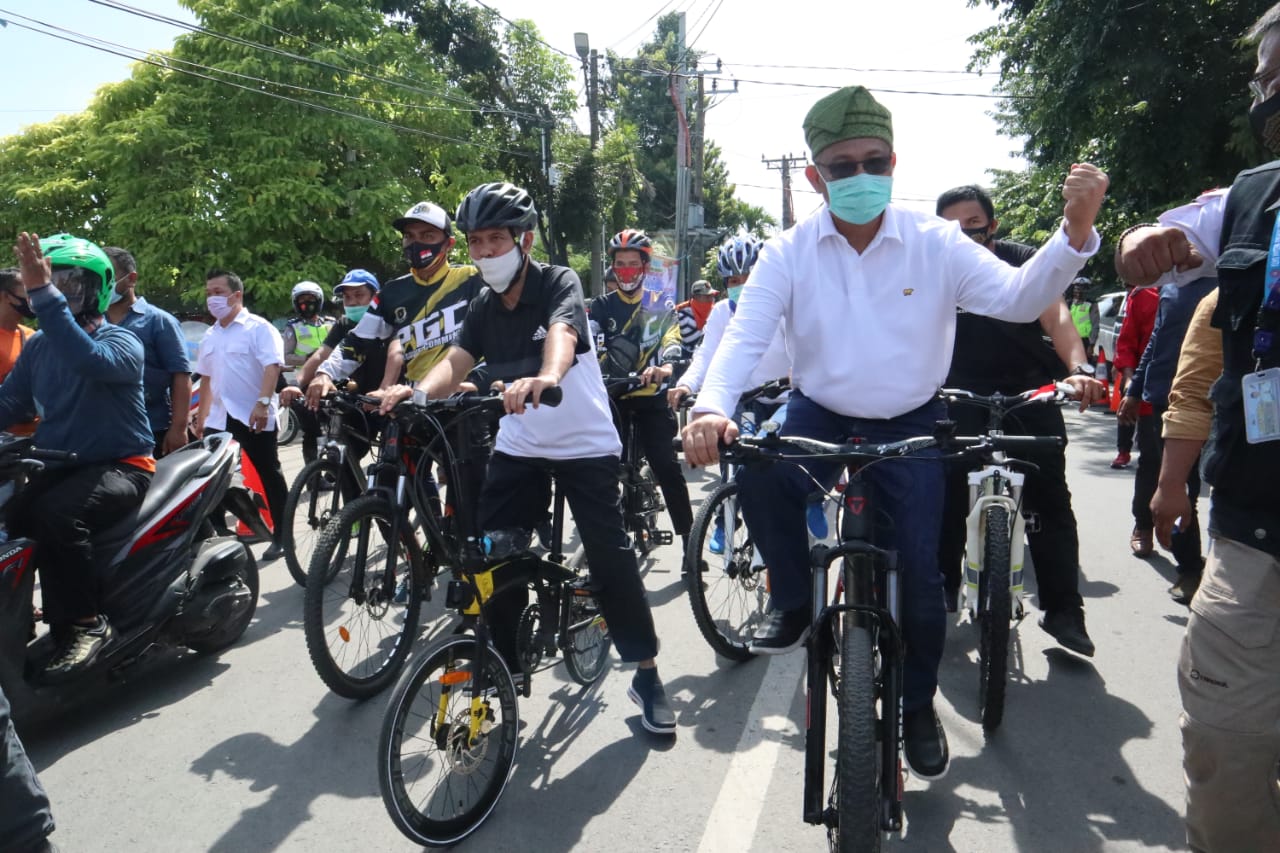 Pakai Sepeda, Paslon Akhyar-Salman Daftar ke KPU, Brimob Poldasu Lakukan Pengamanan di KPU Medan