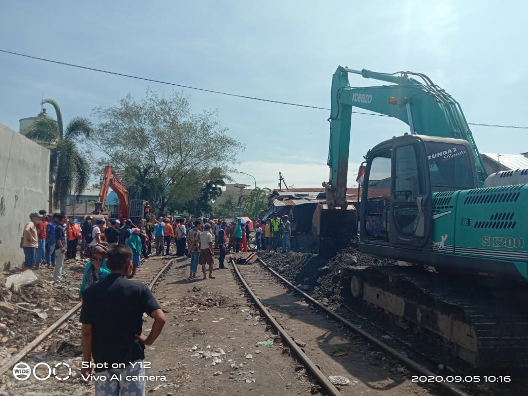 Nyaris Ricuh, Rarusan Bangunan Liar di Pinggiran Rel Kereta Api Belawan di Bongkar Paksa