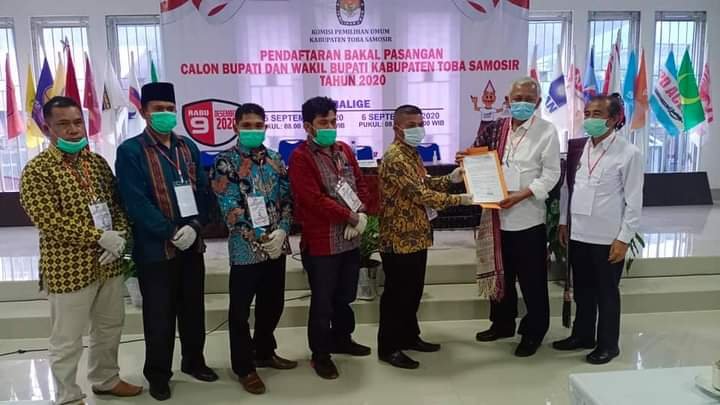 Hari Kedua Pendaftaran Bupati dan Wabup di KPUD Toba, Darwin Siagian dan Hulman Sitorus Mendaftar