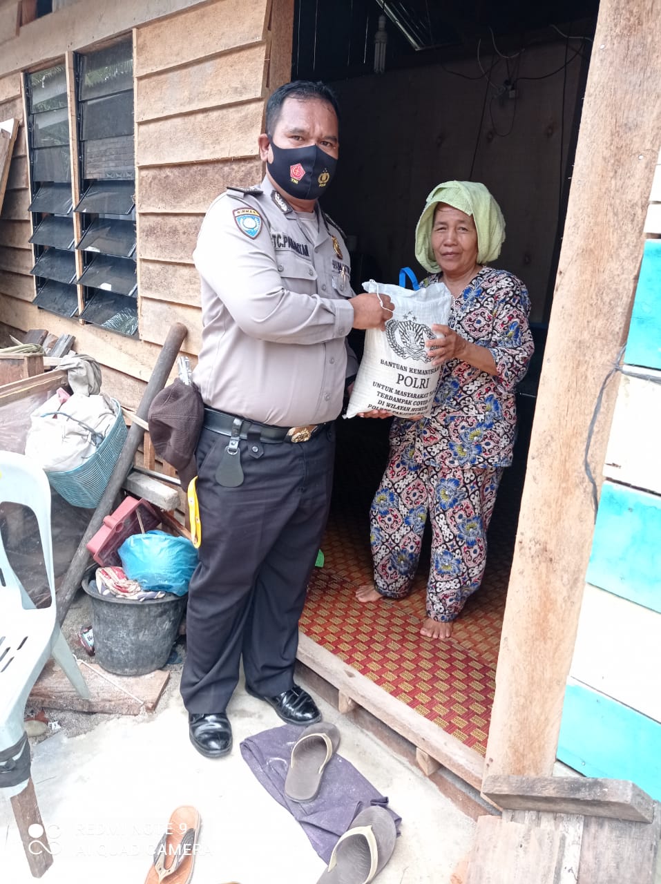 Warga Kurang Mampu Terdampak Covid-19 di Kota Tanjung Balai Terima Beras Bansos Polri