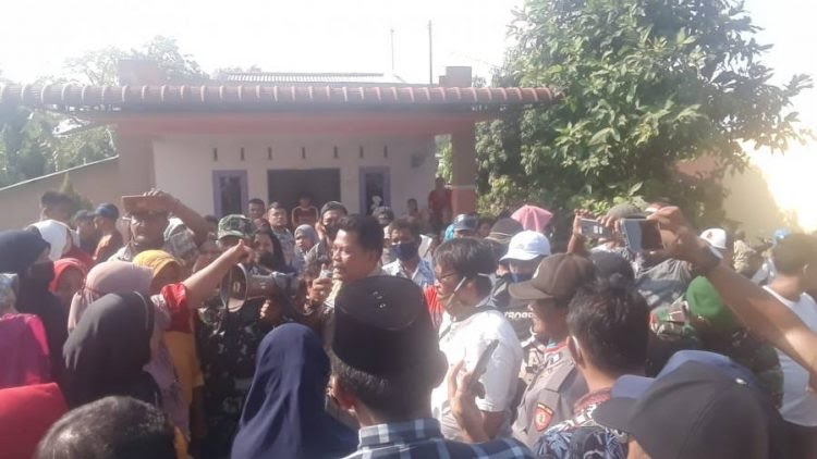 Ratusan Warga Blokir Jembatan Titi Payung Hamparan Perak