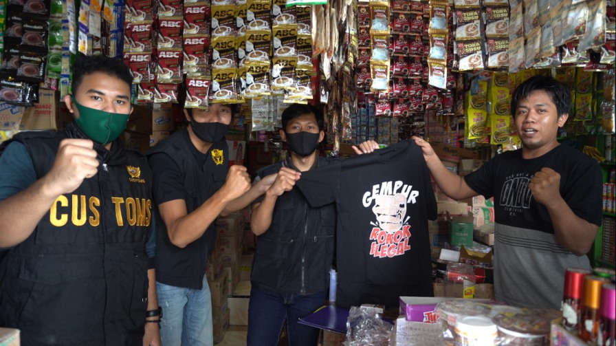 CEGAH PEREDARAN ROKOK ILEGAL, KANWIL DJBC BANTEN LAKSANAKAN OPERASI PASAR DAN SOSIALISASI
