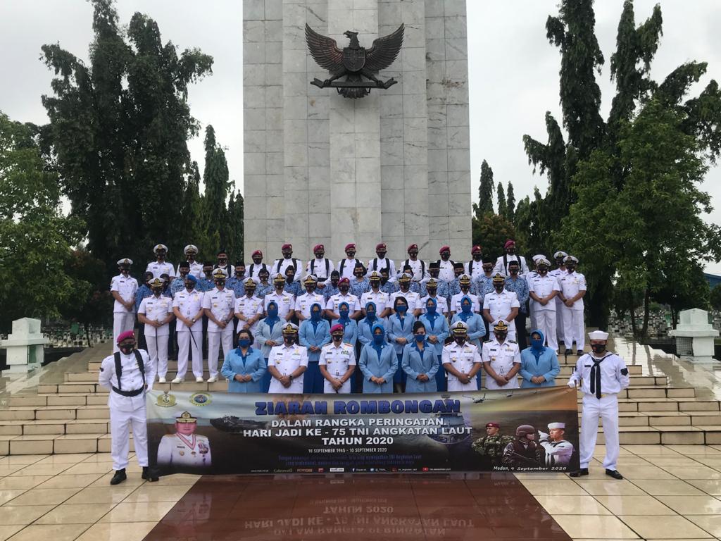 Jelang HUT TNI AL ke-75, Yonmarhanlan 1 Ziarah di Taman Makam Pahlawan dan Bakti Sosial