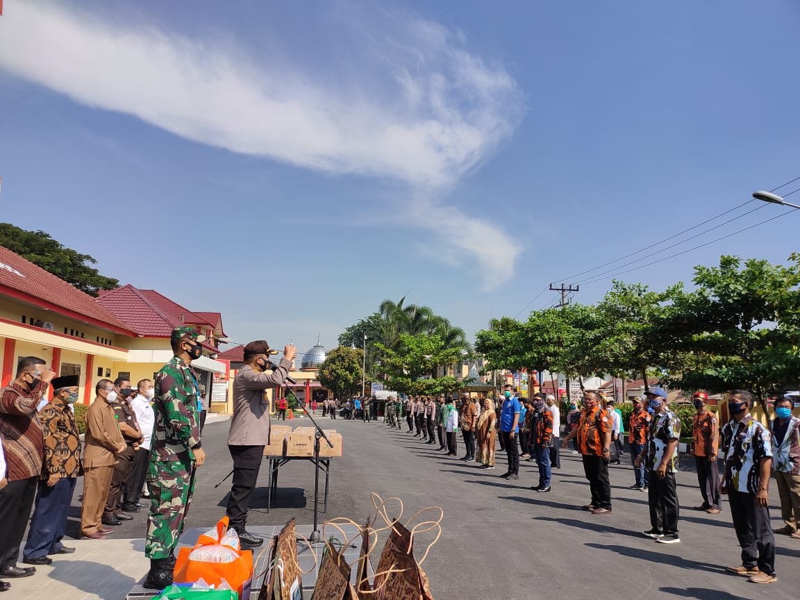 Kapolresta Deli Serdang Bagikan 100.000 Masker Kepada TNI-Polri dan Elemen Masyarakat