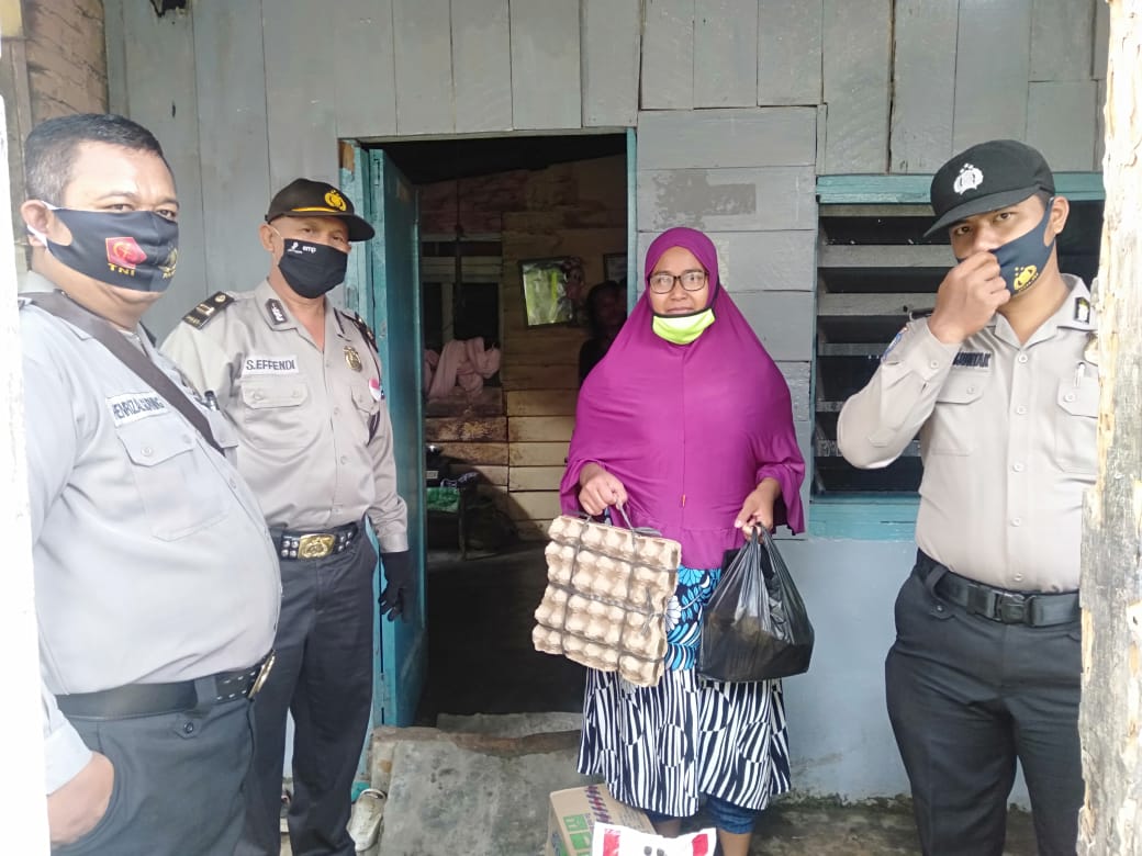 Polsek Medan Timur Bagi Sembako Kepada Warga Terdampak Covid