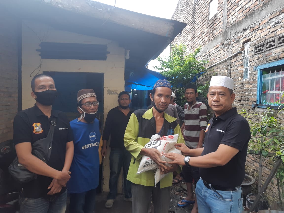 Ketua Pewarta Berikan Santunan kepada Keluarga Almarhum Suwaris