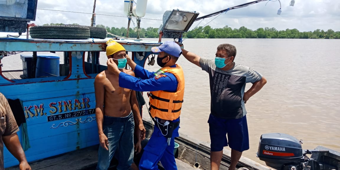 Sat Pol Air Polres Tanjung Balai Bagikan Masker kepada Awak Kapal & Nelayan