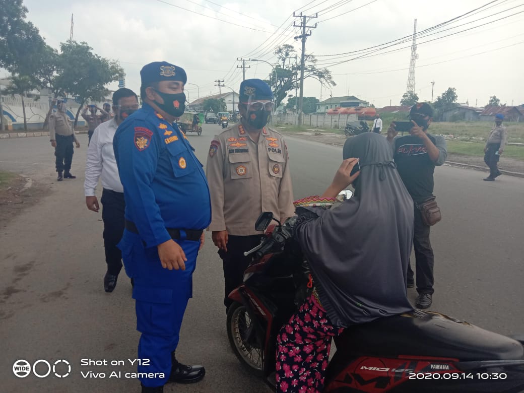 Ditpolairud Poldasu Melaksanakan Pendisiplinan Prokes, Pengendara di Belawan yang Melintas Dibagikan Masker