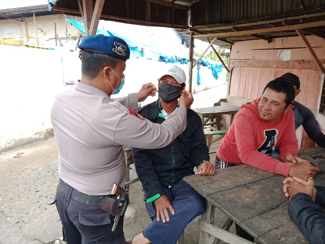 Cegah Penyebaran Covid-19, Sat Pol Air Polres Sergai Bagikan 50 Masker Kepada Masyarakat