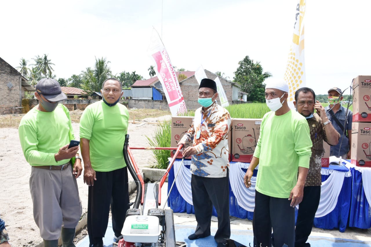 Peduli Terhadap Kesejahteraan Petani, Wabup Sergai Serahkan Bantuan Alat Pertanian Kepada Petani Dolok Masihul