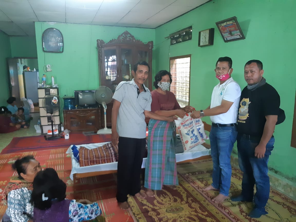 Ketua Pewarta Melayat dan Berikan Santunan Kepada Keluarga Almarhum Perorismen Situmorang