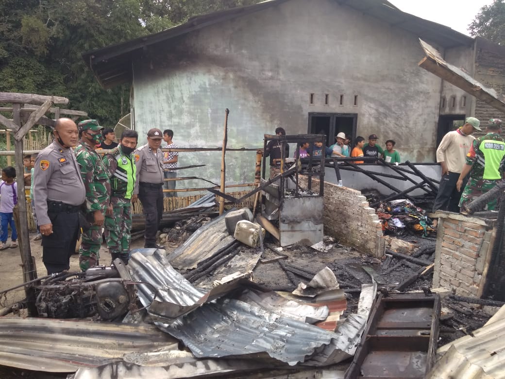 SIJAGO MERAH LAHAP TIGA RUMAH WARGA KARO
