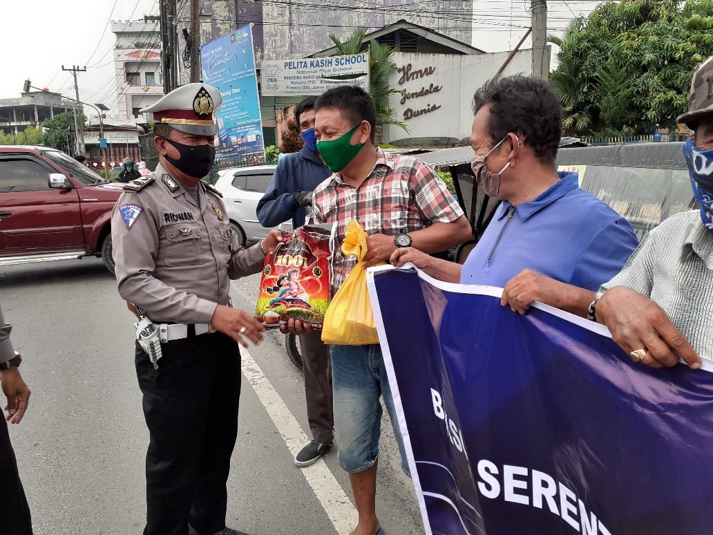 Jelang HUT Lalu Lintas, Sat Lantas Polresta Deli Serdang Bagikan Sembako