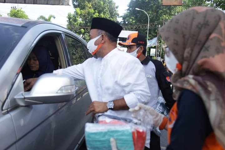 Andi Suhaimi Dalimunthe bersama BPBD dan Dinkes berbagi masker kepada masyarakat pengguna jalan