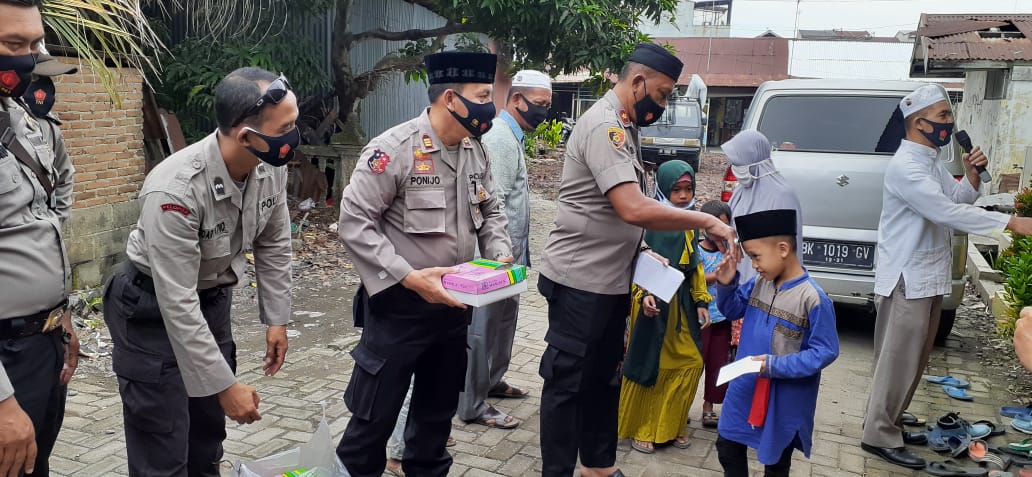 Jumat Berkah, Polsek Labuhan Berbagi Rezeki Kepada Anak Yatim Piatu