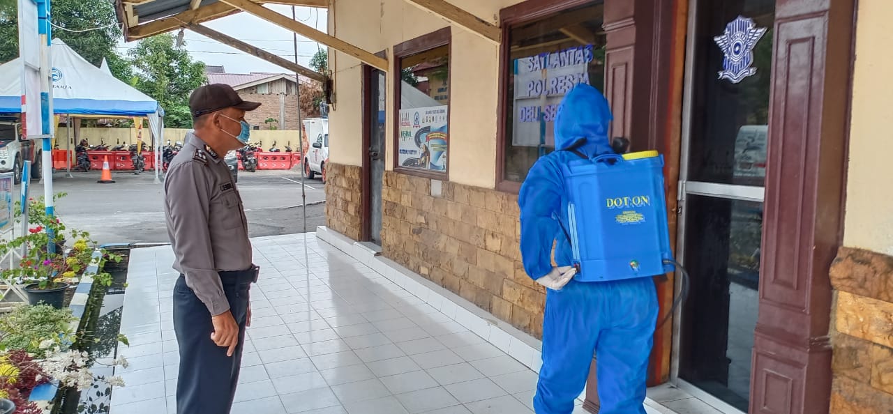 Cegah Penyebaran Covid-19, Polresta Deli Serdang Semprot Disinfektan